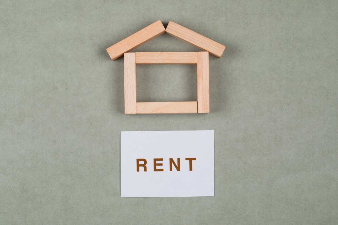 renting-house-concept-with-wooden-blocks-sticky-note-grey-background-flat-lay